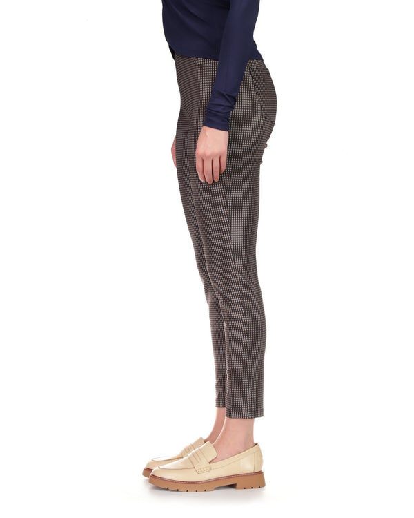 side view of model in leggings. shows the fitted silhouette and cropped legs. hits model above ankle.