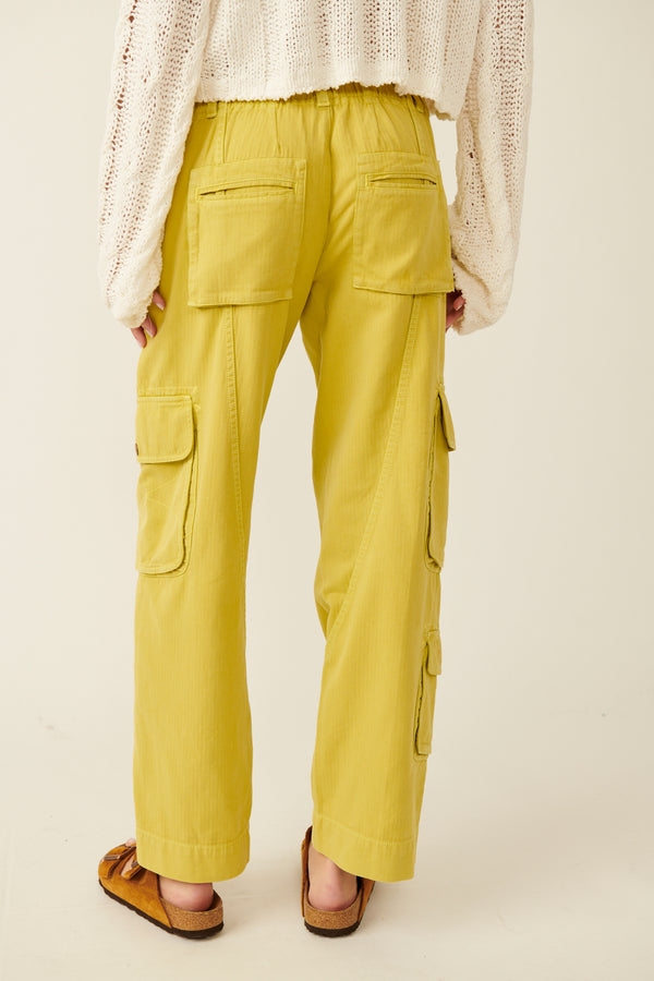 back view of the model wearing the tahiti cargo pant. shows the slouchy fit. also shows the two back pockets, the side pockets and the stretchy backing. 