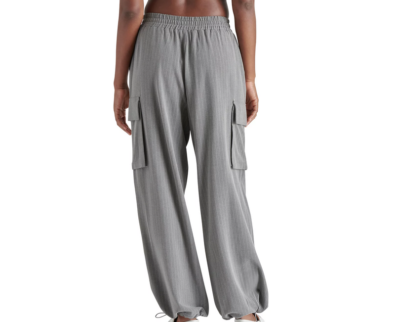 this is the back view of the pant and you can see there are no back pockets just an elastic waist and some of the cargo visible around back mid thigh