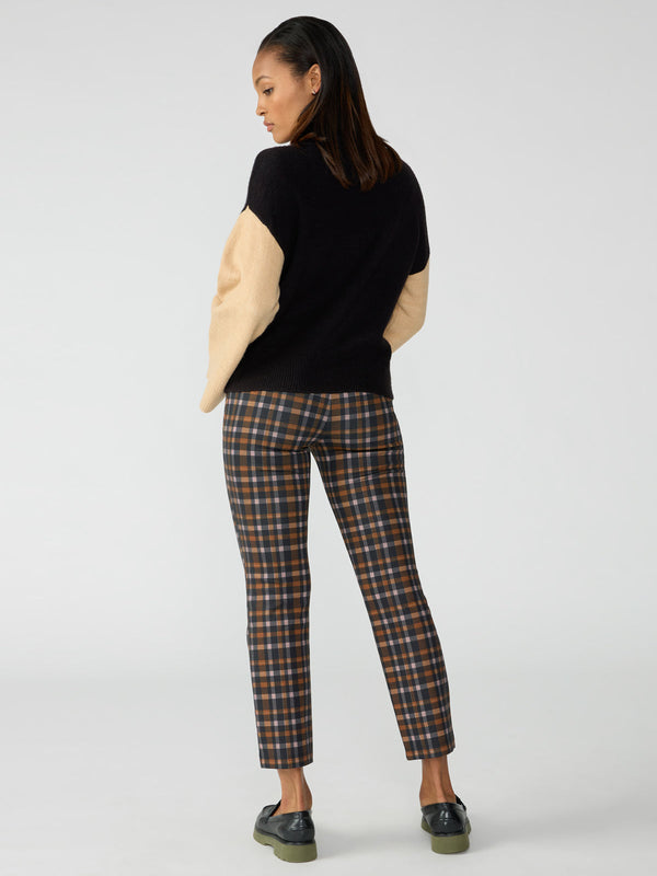 back view of model in leggings. shows the cropped kick flare leg and clean back, no pockets.