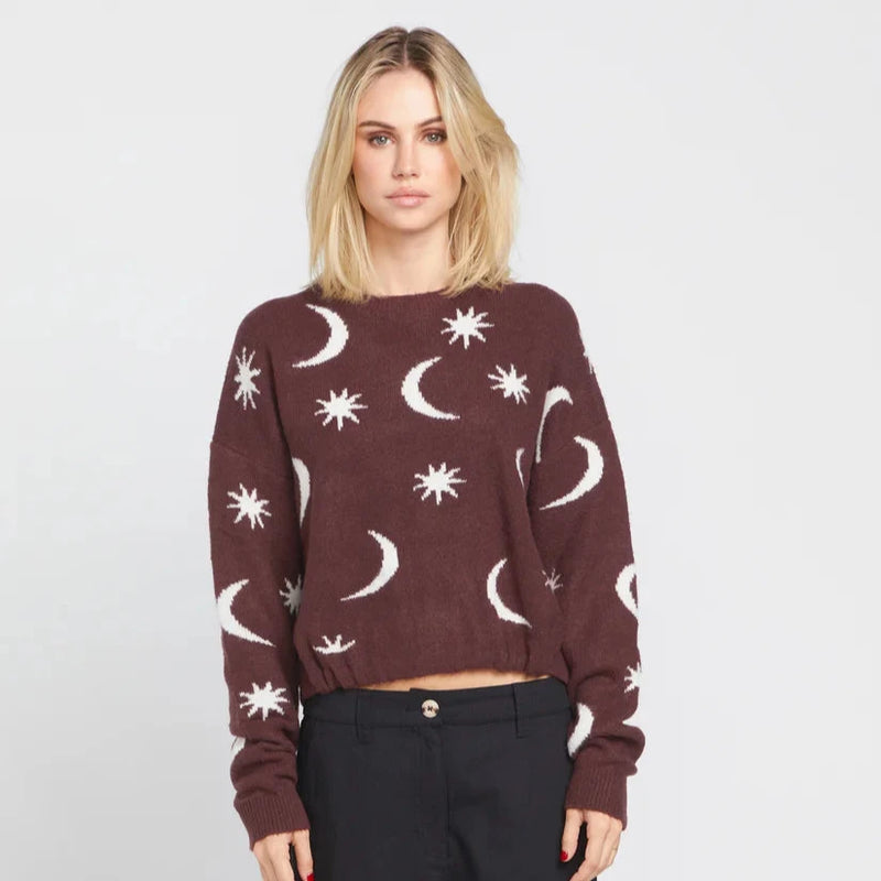 front view of the model wearing the nyte stone sweater. shows the crew neckline. also shows the dropped shoulders, and the oversized sleeves and the elastic waist.