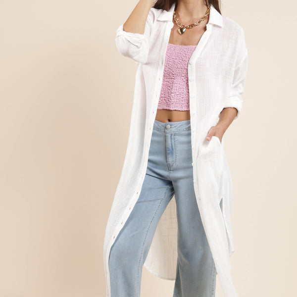 front view of the model wearing the so cal button down duster shirt dress. shows the button down feature. also shows the collar, the side pockets and the side slits. 