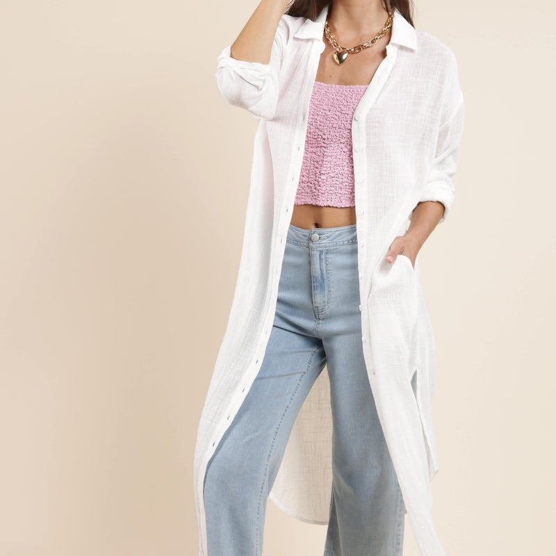 front view of the model wearing the so cal button down duster shirt dress. shows the button down feature. also shows the collar, the side pockets and the side slits. 