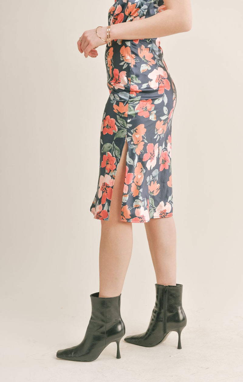 Side view of. model wearing skirt. Shows the side slit. Also shows the zipper closure and the beautiful floral print. 